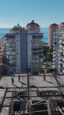 Sakin ve detaylı bir yapı ortamı.