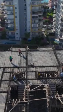 Hareketli ve dinamik bir yapı anı.