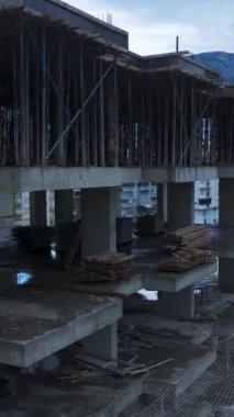 Üretken ve hareketli bir yapı alanı.