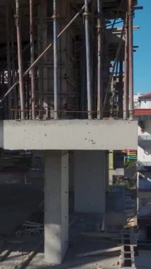 Hareketli ve organize bir inşaat sahası.