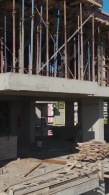 İskele ile aktif bina çalışması.