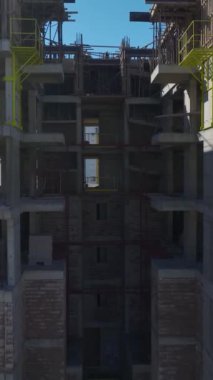 İşçilerle aktif inşaat alanı.