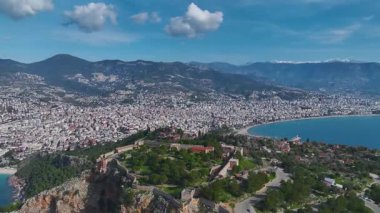 Alanya Kalesi 'nin güzelliğini yakalayın. Akdeniz' in gökyüzüyle çarpıcı bir doğa manzarası ile buluştuğu yer..