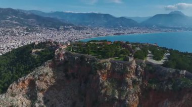 Alanya 'daki tarihi dağ kalesini keşfedin. Parlak Akdeniz' in çarpıcı panoramik manzarasını sunun..