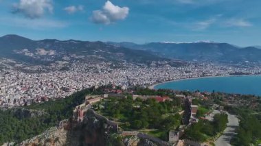 İkonik Alanya Kalesi 'ne tanık olun. Akdeniz kıyı şeridinin benzersiz manzarasıyla dimdik ayakta duruyor..