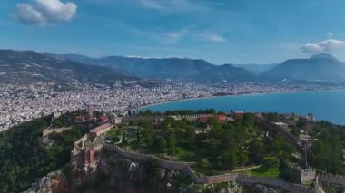 Alanya Kalesi 'nin kuş bakışı görüntüsünü ve Akdeniz' in uçsuz bucaksız mavisini bir dağ zirvesinden tecrübe edin..