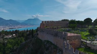 Akdeniz 'in panoramik manzarasını antik Alanya Kalesi' nden alın, sahildeki tarihi bir mücevher..