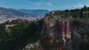 Alanya Kalesi 'nde dolaş ve Akdeniz manzarasının ve aşağıdaki kumlu sahillerin tadını çıkar..