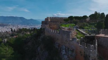 Alanya Kalesi 'nde güneşin doğuşunun sihrini yaşayın. Akdeniz' in yumuşak, altın renginde parıldıyor..