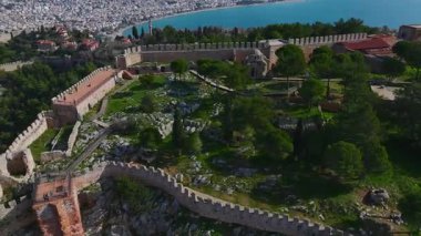 Sakin Akdeniz 'in sakin ve sakin bir atmosfer yarattığı Alanya Kalesi' nde huzurlu bir sabah geçirin..