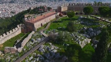 Alanya Kalesi 'nin stratejik konumu hakkında bilgi edinin, Akdeniz ve aşağıdaki liman hakkında komuta görüşleri sunun..
