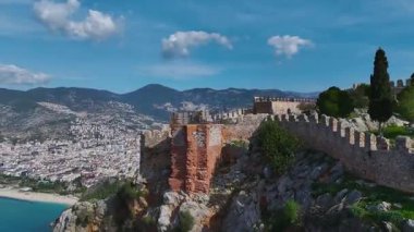Alanya 'daki tarihi dağ kalesini keşfedin ve aşağıdaki ışıltılı Akdeniz' in panoramik manzarasını sunun..