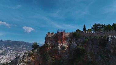 Antik Alanya Şatosu 'nu keşfedin. Bir tepenin tepesine tünemiş, turkuaz Akdeniz manzaralı..