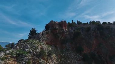 Akdeniz 'in nefes kesen bir ufukta gökyüzü ile buluştuğu Alanya Kalesi' nin güzelliğini yakala..