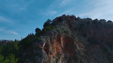 Alanya Kalesi 'nin ihtişamına ve Akdeniz kıyılarının benzersiz manzarasına yukarıdan tanık olun..