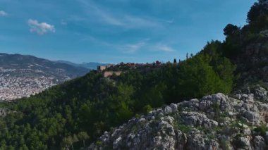Alanya 'daki ikonik tepe kalesini deneyin. Akdeniz' in geniş, resimli manzaralarını sunuyor..