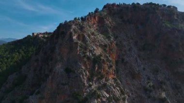 Alanya Kalesi 'nin ve ışıl ışıl Akdeniz' in hava manzarasını ele alalım..