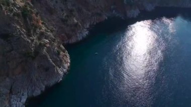 Altın bir günbatımında Alanya 'nın dağ kalesinden Akdeniz' in huzurlu manzarasının tadını çıkarın..