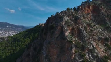 Akdeniz sularına çarpıcı bir bakış açısıyla bir dağın tepesinde duran Alanya Kalesi 'ne hayran olun..