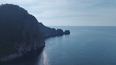 Alanya Kalesini keşfedin, Akdeniz 'e ve aşağıdaki hareketli limana benzersiz bir bakış açısı kazandırın..