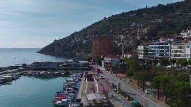 Alanya 'nın taştan duvarlarla çevrili ikonik kırmızı kulesine ve limandaki manzaralı dağ manzarasına hayran kaldım..