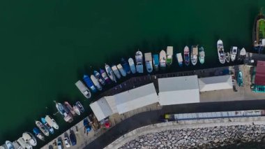 Yatı ve teknesi olan bir Marina. Canlı ve huzurlu bir limanın hava görüntüleri..