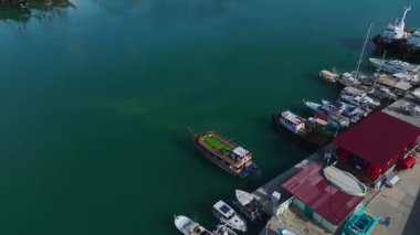 Küçük liman ve sakin sular. Resimli ve sakin bir limanın havadan görünüşü.