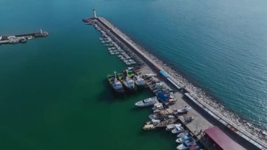 Römorkör ve sanayi limanı. Yoğun ve işlevsel bir portun hava görüntüleri.