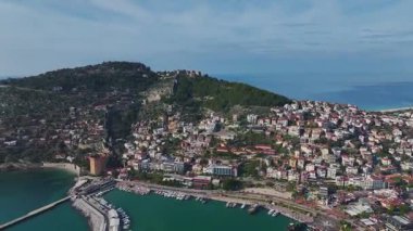 Alanya 'nın kırmızı kulesinin güzelliğini yakalayın. Limanın yanında etkileyici bir dağ zeminine sahip eşsiz bir taş yapı..