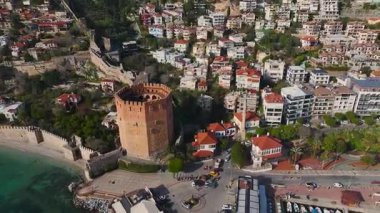 Alanya 'nın limanındaki antik kırmızı kulede, taş duvarlar ve çarpıcı bir dağ manzarası ile çevrili tarihe adım at..