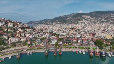 Villaları ve tepeleri olan şehir manzarası. Çarpıcı bir şehir siluetinin hava görüntüleri..