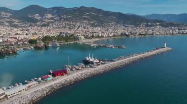 Römorkör ve endüstriyel liman. Hareketli bir deniz bölgesinin hava görüntüleri..