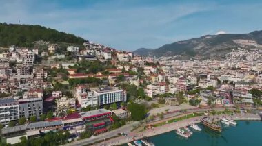 Şehirdeki villalar ve gökdelenler. Resimli bir şehir ortamının hava görüntüleri..
