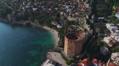 Alanya 'nın kırmızı kulesini ele geçirin. Taş duvarları, hareketli liman faaliyetleri ve manzaralı dağ manzaralı tarihi bir yer..