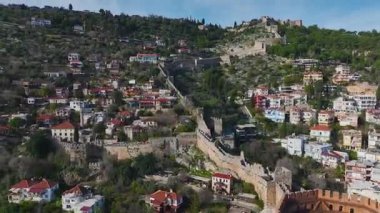 Şehir silueti ve sahil kenarındaki villalar. Manzaralı bir metropol alanının hava görüntüleri..