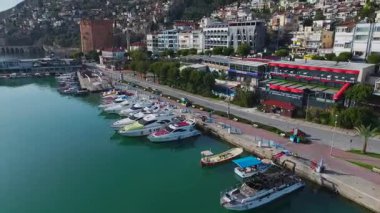 Beyaz yatlar ve sakin sular. Manzaralı ve huzurlu bir sahil marinasının havadan görünüşü.
