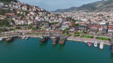 Balıkçı tekneleri ve iskele. Geleneksel bir sahil limanının hava görüntüleri.