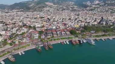 Lüks yatlar ve marina. Yüksek ölçekli bir sahil limanının hava görüntüleri.