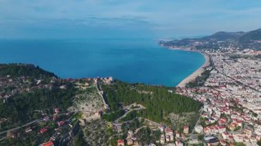 Mavi gökyüzü olan kıyı silueti. Deniz manzaralı dinamik bir şehrin hava görüntüleri..