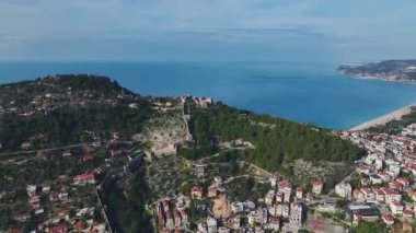 Deniz kıyısında tekneli bir şehir. Resimli ve huzurlu bir limanın hava görüntüleri..