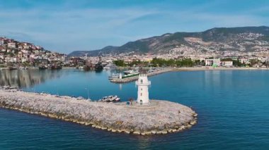 Kayalık bir sahildeki deniz feneri. Manzaralı bir deniz manzarası görüntüsü..