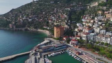 Gök kulesinde Kızıl Kule. Deniz kenarındaki tarihi bir yerin havadan çekilmiş görüntüleri..