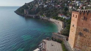 Kızıl Kule ve turkuaz deniz. Kıyıdaki ünlü bir simgenin hava görüntüleri..