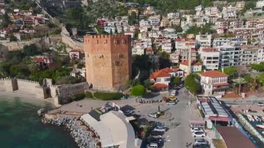 Kızıl Kule ve mavi deniz. Manzaralı kıyı manzarasının hava görüntüleri..