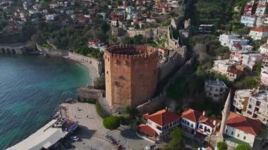 Kızıl Kule ve köpüklü deniz. Nefes kesici bir sahil manzarasının hava görüntüleri..