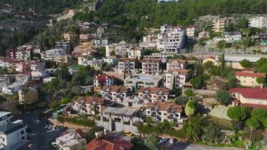 Dağdaki villalar. Manzaralı ve özel bir yerleşim alanının hava görüntüleri..