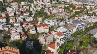 Dağ villaları ve yeşillikler. Resimli ve sakin bir manzaranın hava görüntüleri..