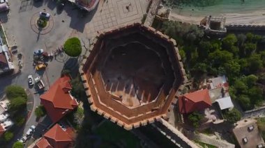 Kızıl Kule ve sakin deniz. Barışçıl ve büyüleyici bir yerin hava görüntüleri..