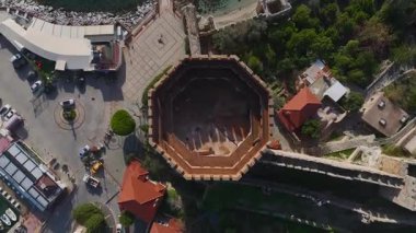 Kızıl Kule ve beyaz tekneler. Canlı ve resimli bir körfezin havadan çekilmiş görüntüleri..