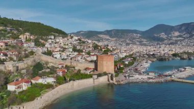 Kızıl Kule ve kale. Ünlü bir tarihi yerin hava görüntüleri..